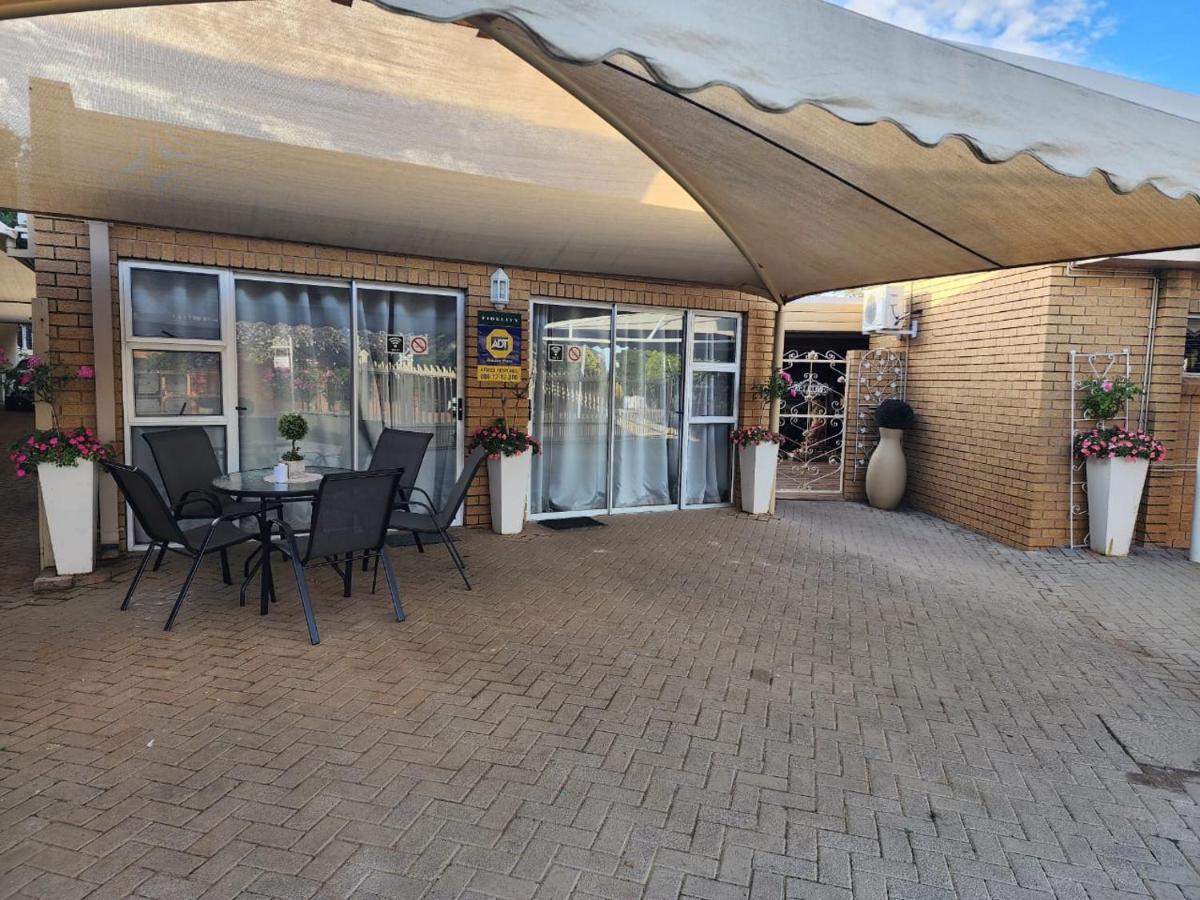 Villa Rose Cottages Bloemfontein Exteriör bild